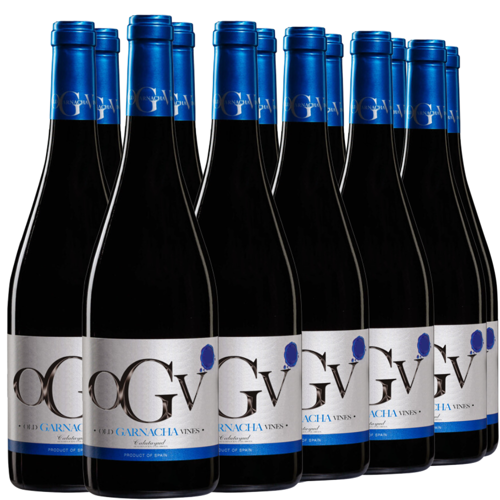 Acht Flaschen Rotwein OGV Old Garnacha Vines 2021 mit blauem Verschluss, in einer Reihe angeordnet, mit den Etiketten nach vorne.