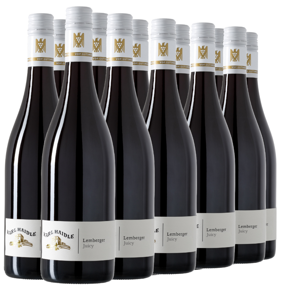 Neun Flaschen 2022er Lemberger VDP.Gutswein »Saftig«, Rotwein mit weißem Verschluss und goldenem Etikett, in Reihen angeordnet.
