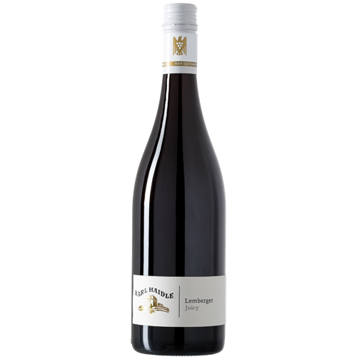 Eine Flasche 2022er »Saftiger« Lemberger VDP.Gutswein mit weiß-goldenem Etikett auf schlichtem Untergrund.