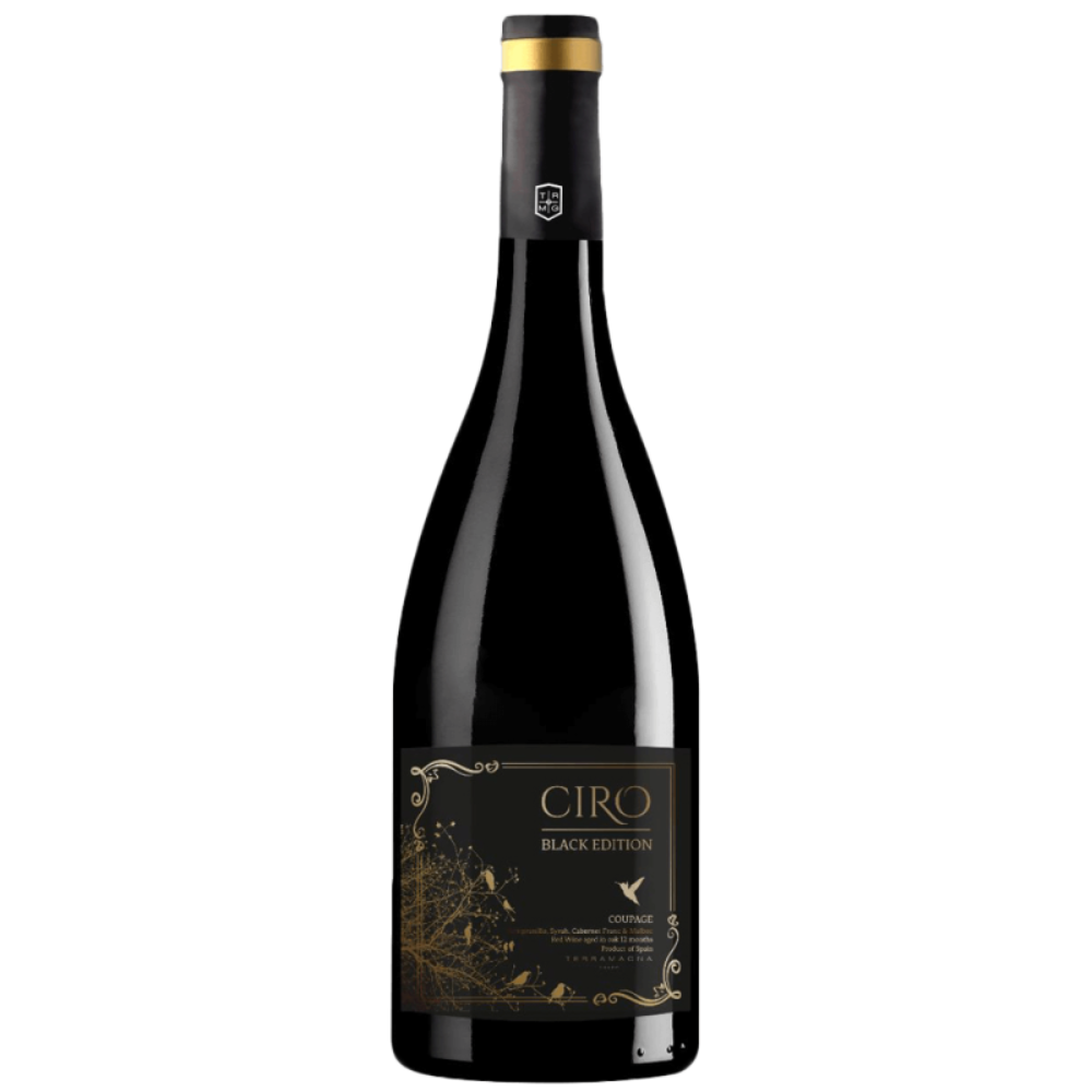 Eine Flasche Weinentdeckung Januar: Ciro | Black Edition Wein mit schwarz-goldenem Etikett auf weißem Hintergrund.