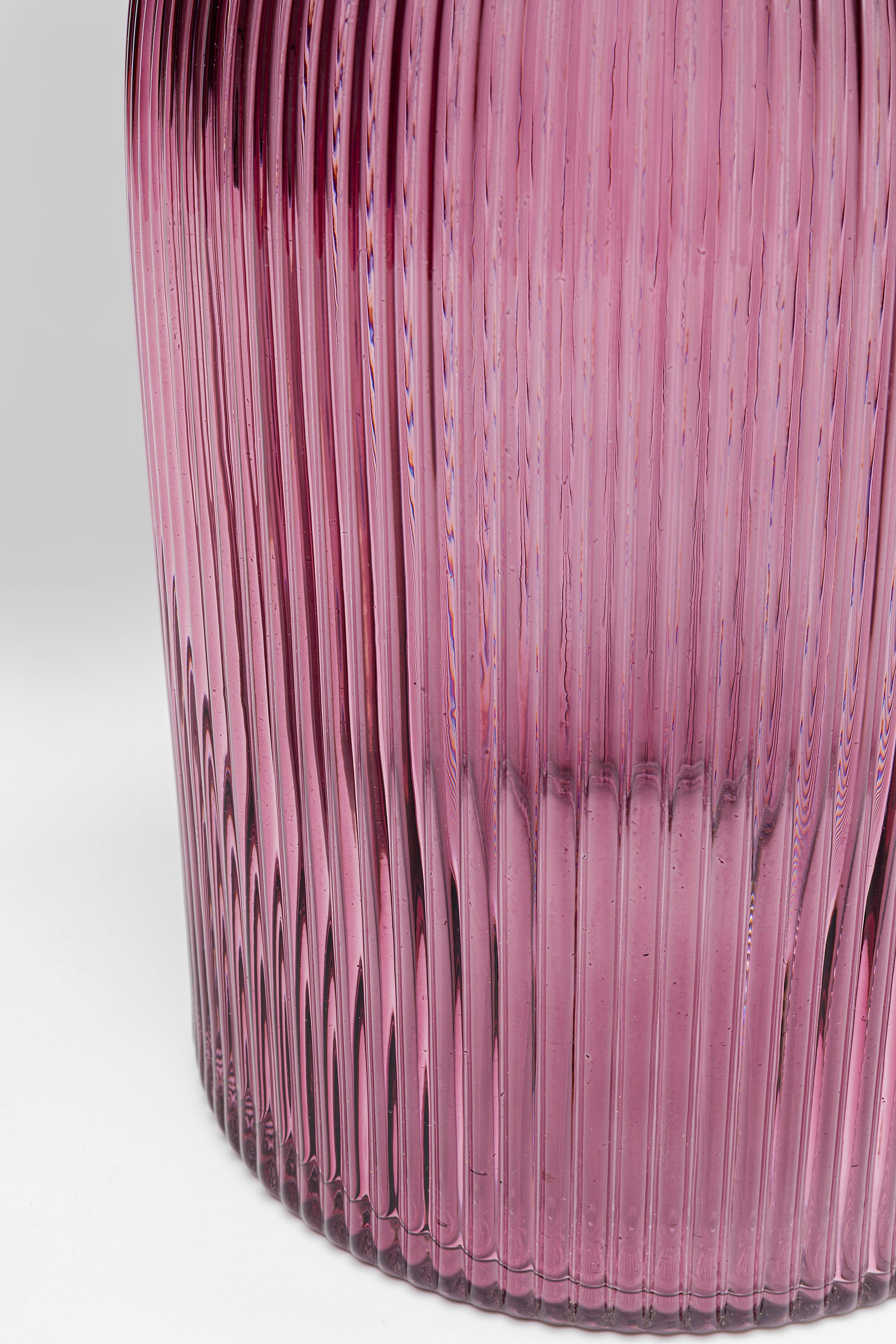 Nahaufnahme der Vase Marvelous Duo Blau Lila, einem gerippten Glasstück mit vertikalen Rillen, vor hellgrauem Hintergrund. Das Bild hebt die exquisite Textur und Transparenz hervor.