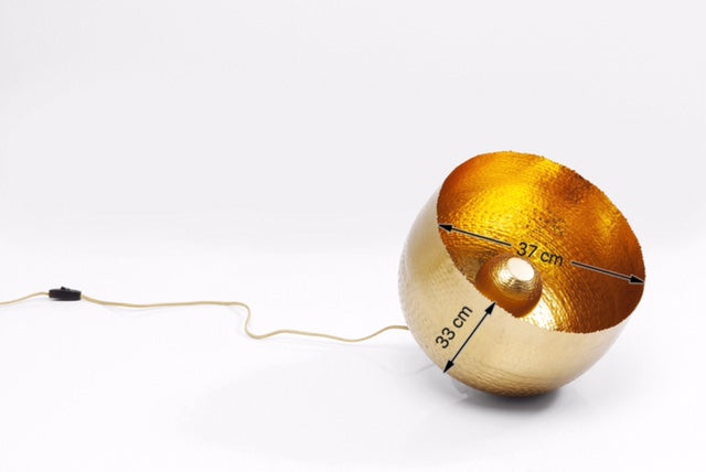 Die Bodenleuchte Apollon Gold 35 cm mit Messingbeschichtung liegt seitlich vor weißem Hintergrund, ein Kabel mit Schalter ist sichtbar. Die Leuchte misst 35 cm im Durchmesser und hat deutlich erkennbare Markierungen.