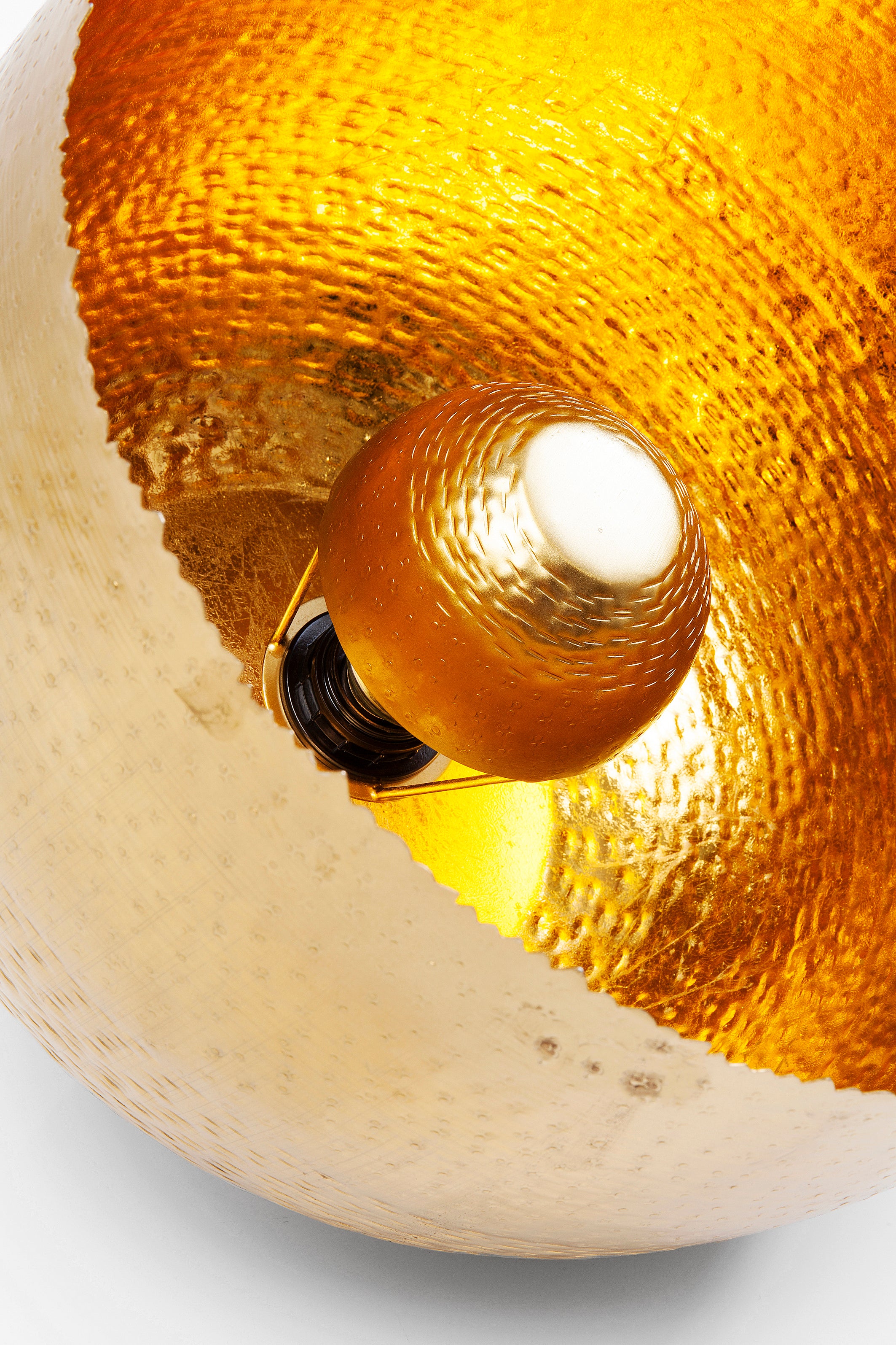 Eine Nahaufnahme der Bodenleuchte Apollon Gold 35 cm zeigt ihren goldenen, strukturierten Metalllampenschirm mit Messingbeschichtung und einer leuchtenden Glühbirne, von oben und von der Seite aufgenommen – erinnert an eine goldene Kugelleuchte.