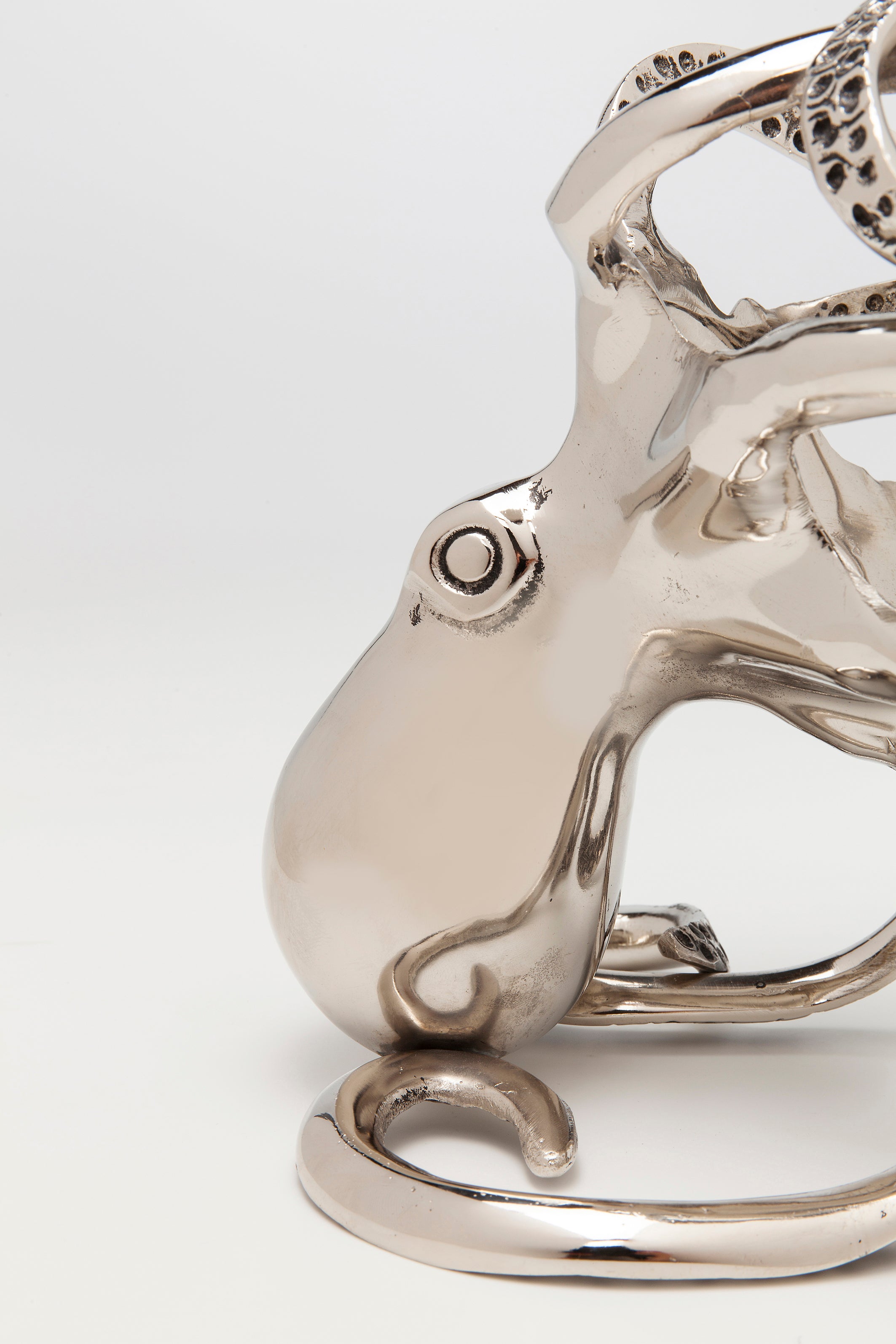 Eine Nahaufnahme des Flaschenhalter-Oktopus zeigt sein glänzendes, metallisches Finish und seine komplizierten Tentakeln – ein auffälliges, dekoratives Stück, das sich perfekt als Geschenk eignet und vor einem schlichten weißen Hintergrund präsentiert wird.