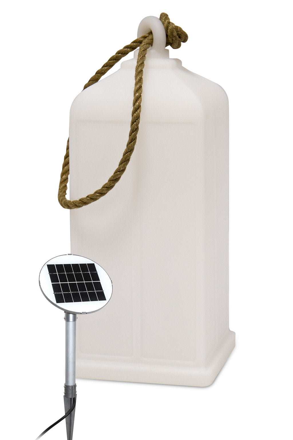 Eine weiße Laterne mit Seilgriff und einem kleinen Solarpanel auf einem Pfahl davor.