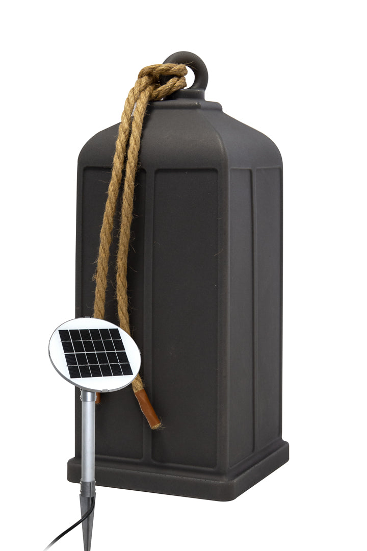 Eine schwarze Laterne mit einem dicken Seilgriff und einem kleinen Solarpanel, das vorne angebracht ist.