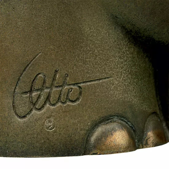 Nahaufnahme der Bronzeskulptur „Ottifant“ von Otto Waalkes, mit sichtbarer Signatur des Künstlers und einem Teil des Sockels.
