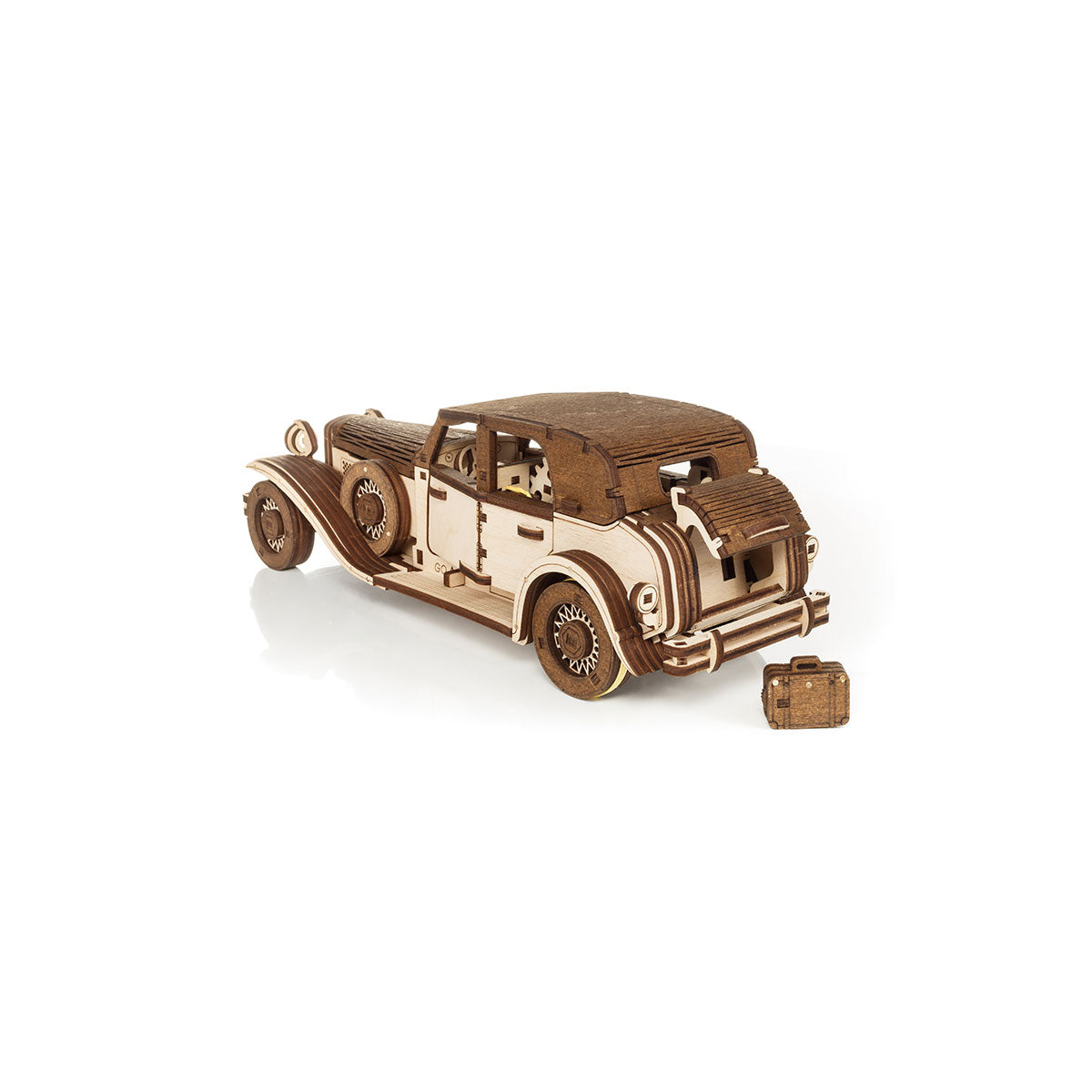 Holzmodell eines Oldtimers mit einem kleinen Koffer daneben, dargestellt auf einem weißen Hintergrund.