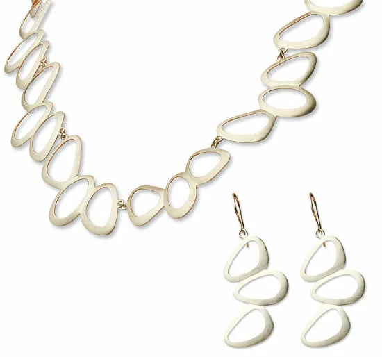 Das Judith Martini Schmuckset „Petit Bijou“ besteht aus einer goldenen Halskette und passenden Ohrringen mit abstrakten, offenen ovalen Formen.