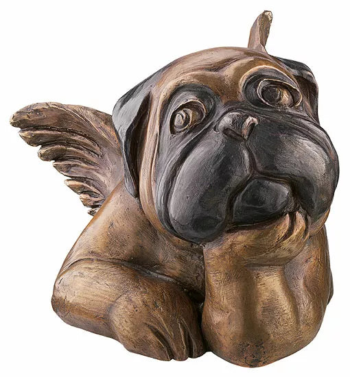 Bronzefarbener „Sixtinischer Mops (mit aufgestütztem Kinn)“ von Loriot: eine nachdenkliche geflügelte Hundeskulptur, die ihren Kopf auf die Pfote stützt.