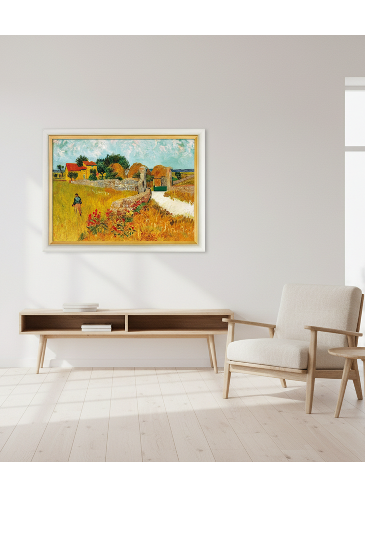 Das Gemäldem auf dem eine Person unter blauem Himmel durch ein Feld mit Heuhaufen geht, einer Steinmauer und einem gelben Haus, eingebettet in einen Wohnraum mit Sofa und Kommode.