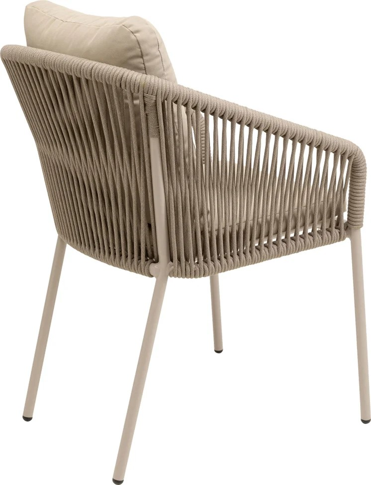 Der Stuhl Cyprus Beige ist ein moderner Gartenstuhl mit Aluminiumrahmen, beigem Polypropylen-Netzrücken und -seiten sowie passenden beigen Kissen auf Sitz und Rückenlehne, abgebildet aus einer schrägen Rückansicht.