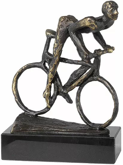 Bronzeskulptur „Gerard: Skulptur ‚Biker‘“, die einen Radfahrer auf einem Fahrrad darstellt, auf einem schwarzen rechteckigen Sockel.
