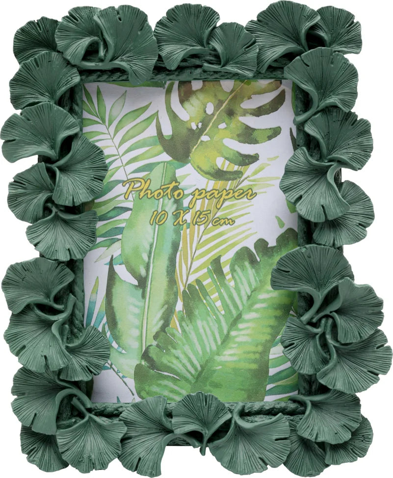 Der Bilderrahmen Ginkgo Leaf ist rechteckig, mit strukturierten grünen Ginkgo-Blättern verziert und umrahmt einen Platzhalter mit botanischen Illustrationen – ein stilvolles Geschenk für Naturfreunde, passend für Fotos 10 x 15 cm.