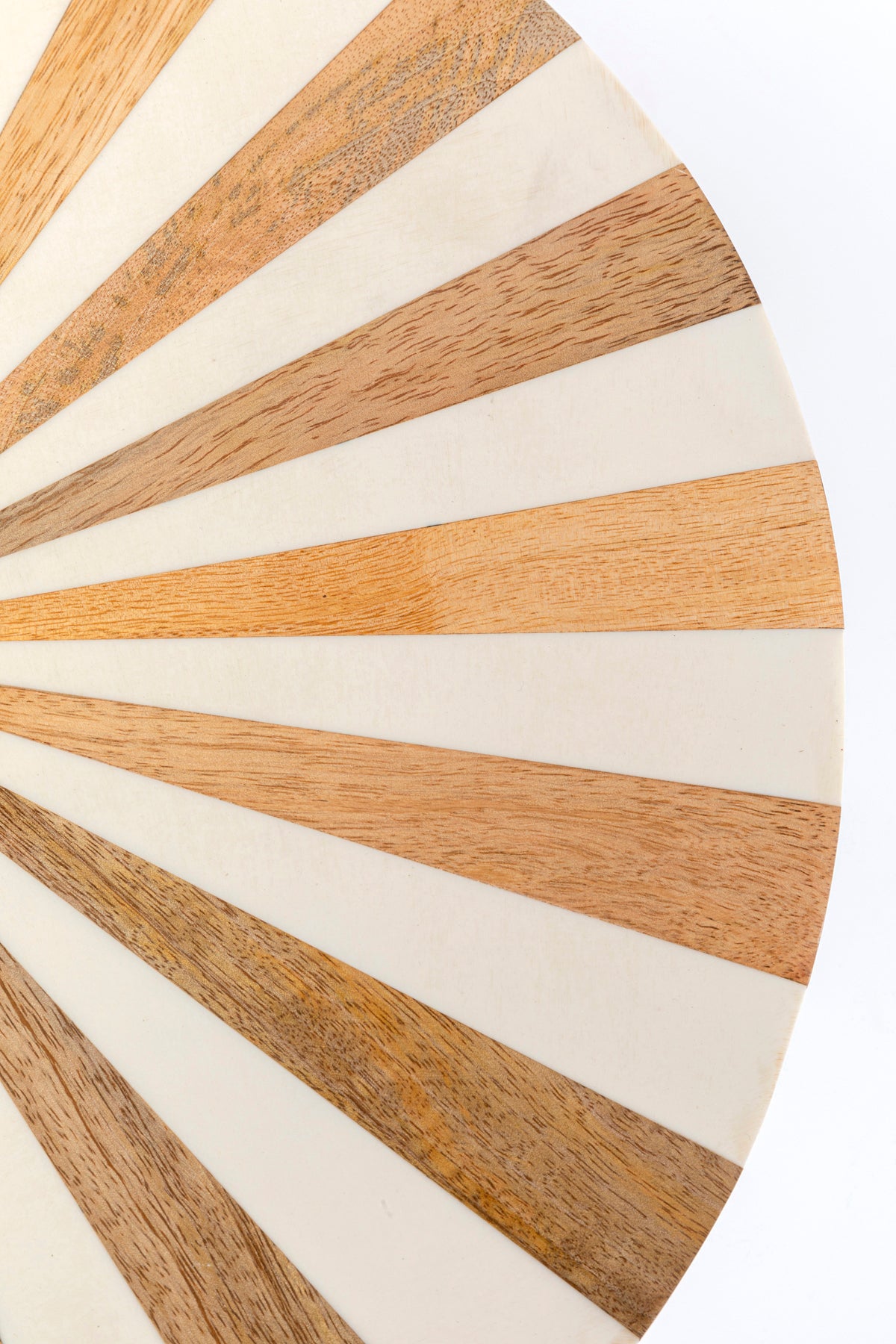 Der Beistelltisch Domero Cirque Gold Weiß Ø40cm besticht durch seine runde Oberfläche mit wiederum hellem Holz und cremefarbenen Segmenten, die an Sonnenstrahlen oder Tortenstücke erinnern, vor weißem Hintergrund.