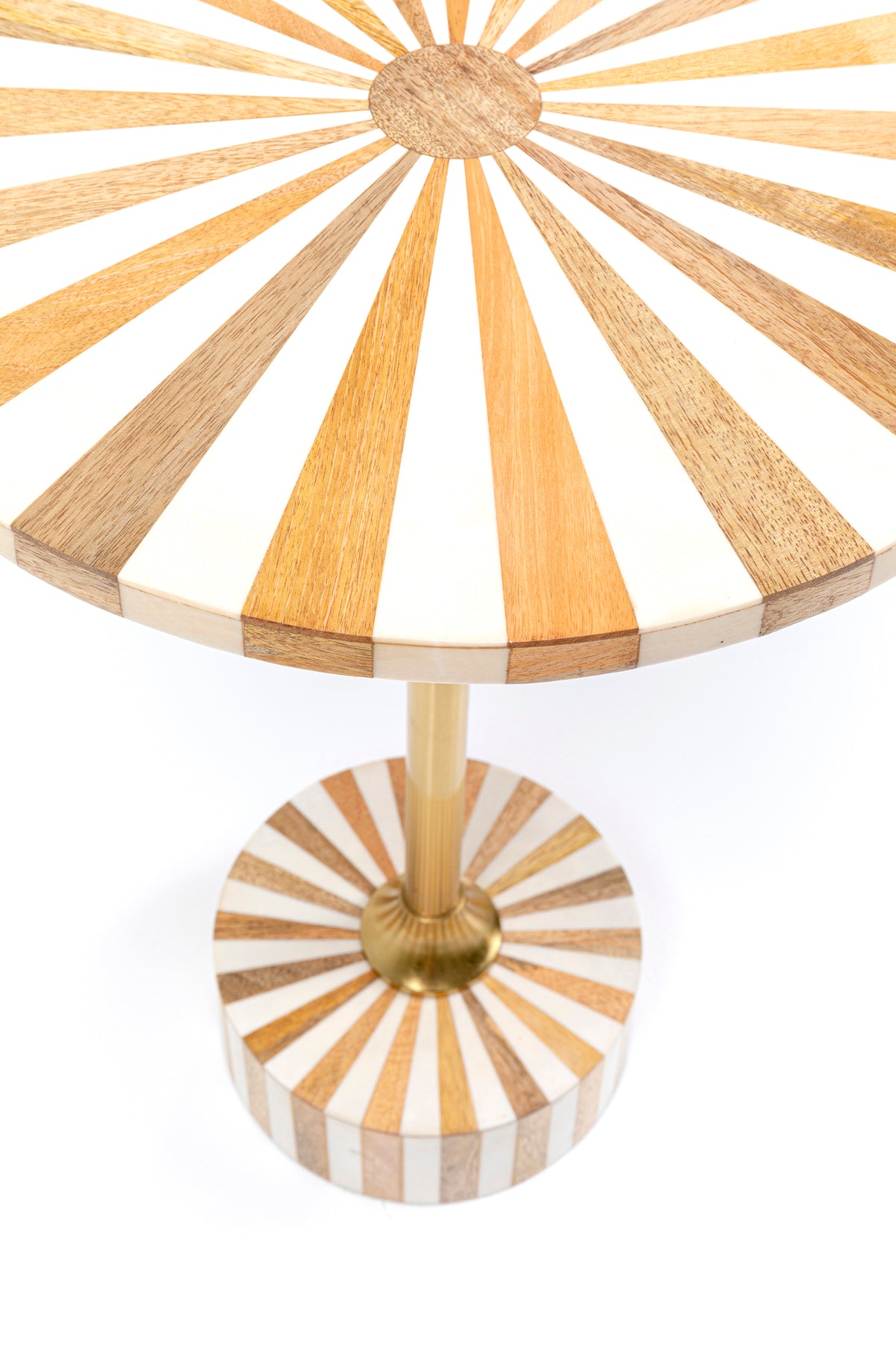 Der Beistelltisch Domero Cirque Gold Weiß Ø40cm besticht durch sein Sunburst-Muster aus Holz- und Weißsegmenten sowie eine messingbeschichtete Mittelstange, stilvoll fotografiert vor weißem Hintergrund.