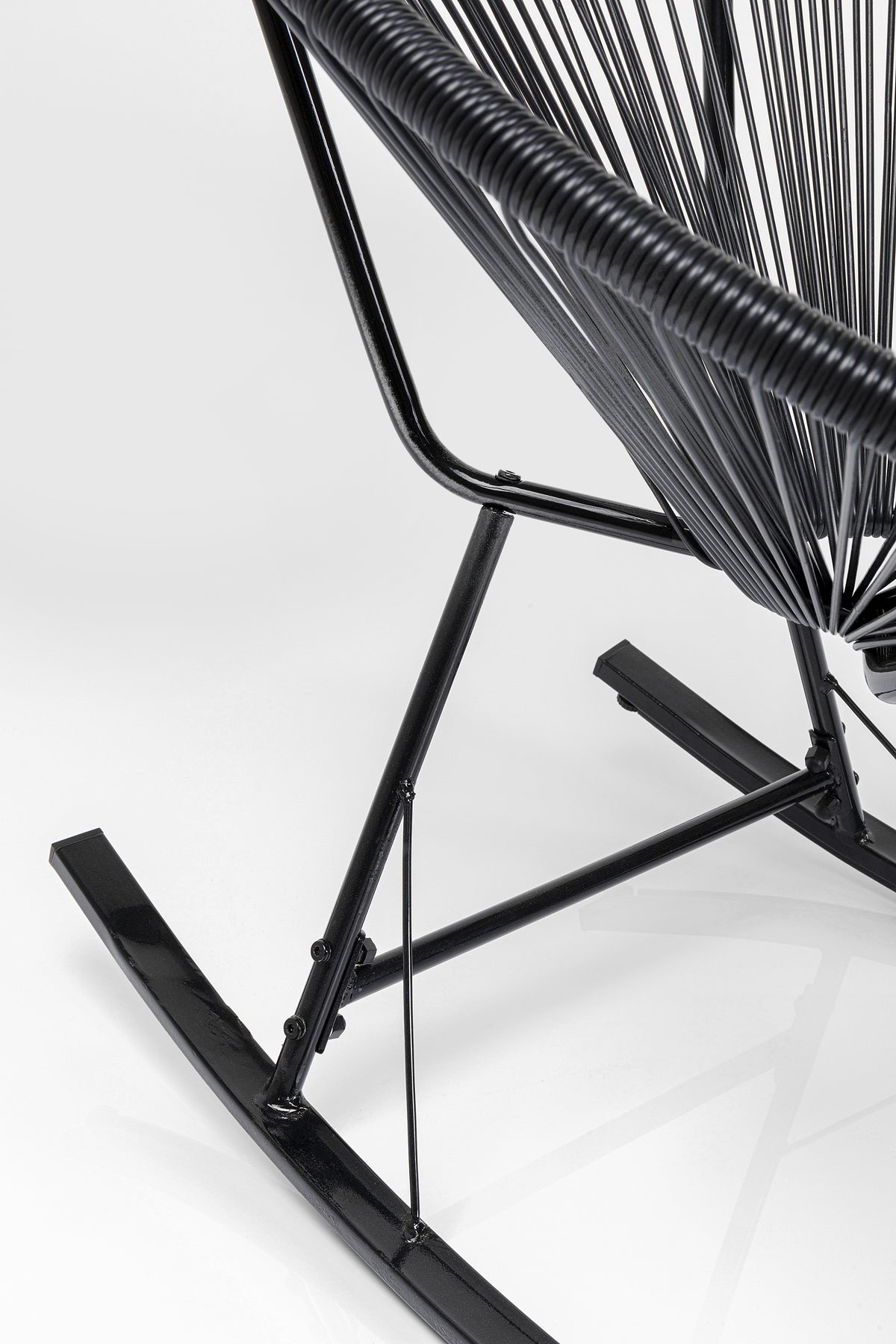 Nahaufnahme des schwarzen Metallsockels und -rahmens des Schaukelstuhls Acapulco – Schwarz oder Natur mit gewebten Kordeldetails vor weißem Hintergrund.