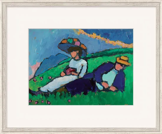 Zwei Figuren mit Hüten entspannen sich auf einem grasbewachsenen Hügel, gemalt in lebhaften, kräftigen Farben und mit einem ausdrucksstarken Stil.