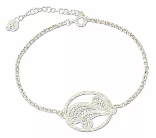 Zartes silbernes Kettenarmband mit verziertem ovalen filigranen Mittelstück und verstellbarem Verschluss.