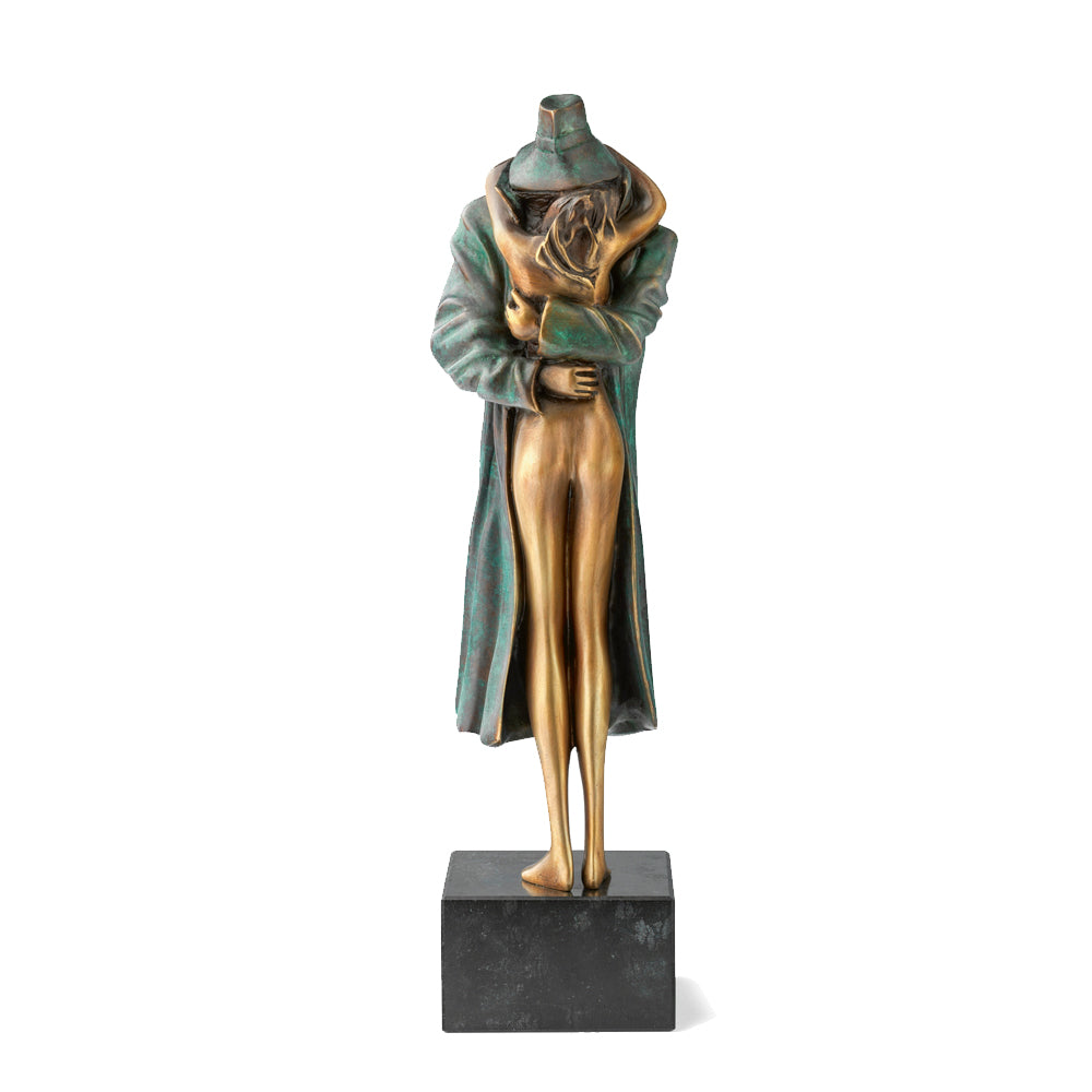 Die bronzegrüne Skulptur „Amore“ von Bruno Bruni zeigt zwei sich umarmende kopflose Figuren, von denen eine in einen Mantel gehüllt ist und auf einem schwarzen rechteckigen Sockel montiert ist.