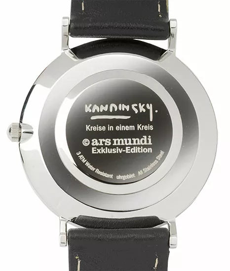 Rückseite einer Armbanduhr mit den in das Gehäuse eingravierten Worten „Kandinsky, Kreise in einem Kreis“ und „ars mundi“.