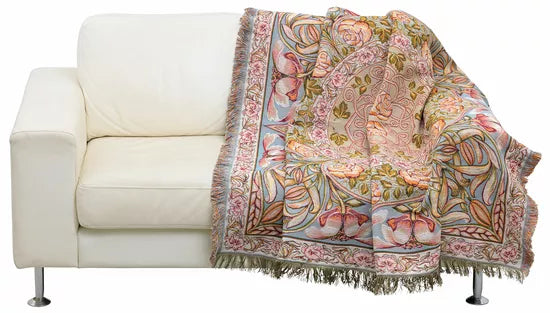Weißes Sofa mit der Überwurfdecke „Wild Rose“ von William Morris, die über eine Seite drapiert ist.