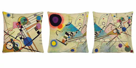 3er-Set Kissenbezüge „Komposition VIII A-C“ von Wassily Kandinsky mit abstrakten, farbenfrohen geometrischen Formen und sich kreuzenden Linien auf hellem Hintergrund.