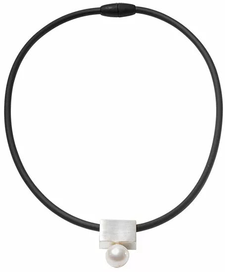 Collier „Mother of Pearl“ (Silber): Schwarzes Halsband mit einem quadratischen silbernen Anhänger, der mit einer einzelnen weißen Perle verziert ist.