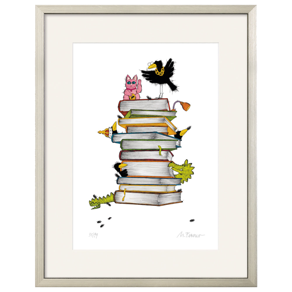 Ein Stapel Bücher aus Michael Ferners „Corvus Libri“ (2021), gerahmt, mit verspielten Comic-Tieren wie einer Katze, einem Vogel und einem Alligator, die um sie herumklettern.