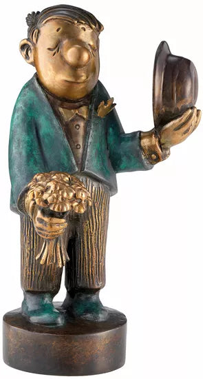 Bronzestatue „Der Blumenkavalier – Jubiläums-Edition“ von Loriot: Zeigt einen Comic-Mann, der in der einen Hand einen Hut und in der anderen einen Blumenstrauß hält.