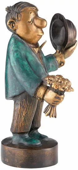 Die Bronzestatue „Der Blumenkavalier – Jubiläums-Edition“ von Loriot stellt einen Mann dar, der in einer Hand Blumen hält und mit der anderen seinen Hut lüftet.