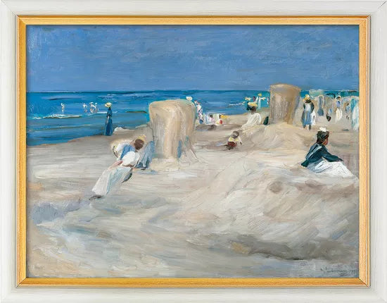 Max Liebermanns „Am Strand von Noordwijk“ (1908): Menschen entspannen an einem sonnigen Sandstrand mit blauem Meer und Himmel, eingerahmt in helles Holz.