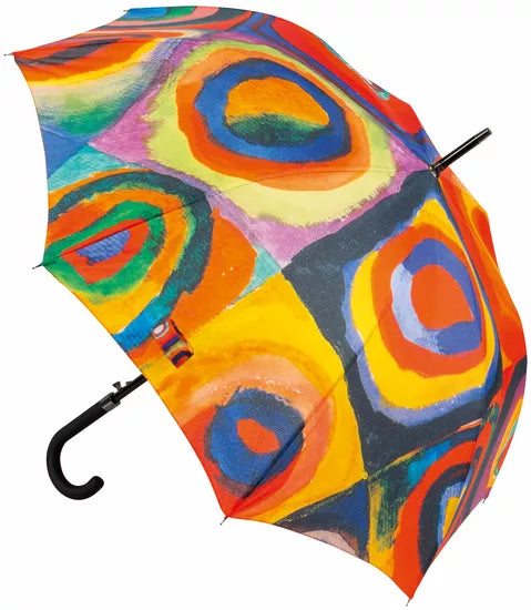 Wassily Kandinsky: Stockschirm „Farbstudie Quadrate“ – ein farbenfroher Regenschirm mit kräftigen, abstrakten konzentrischen Kreismustern in Orange, Gelb, Blau, Grün und Rot.