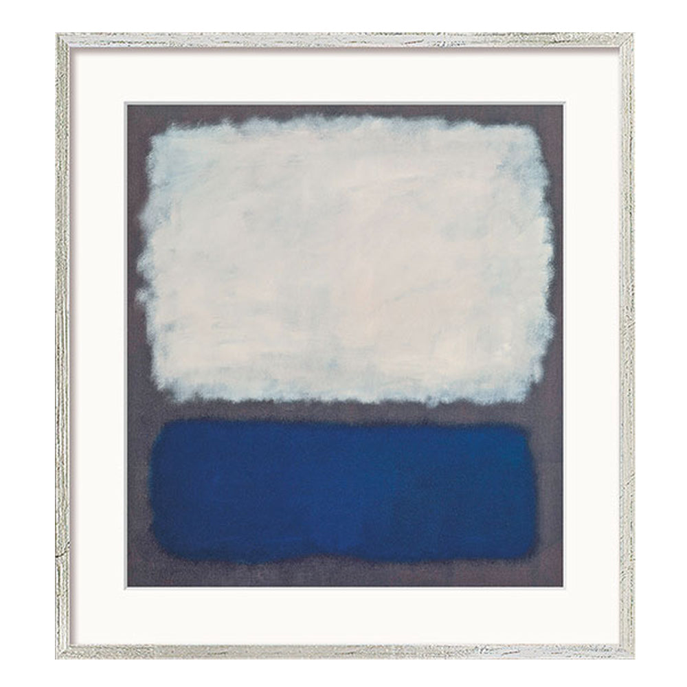 Mark Rothko: „Blue and Grey“ (1962), silberfarben gerahmt – abstraktes Gemälde mit großem weißen Rechteck über einem dunkelblauen, beide mit verschwommenen Kanten auf grauem Hintergrund.