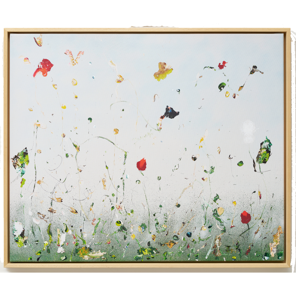 Abstraktes Blumengemälde mit grünen Stielen und hellblauem Himmel auf Weiß, gerahmt in Holz: Christine Müller: Bild „Hommage à Debussy (Bijan) – Jubiläums-Edition“ (2020, serielles Unikat), gerahmt.