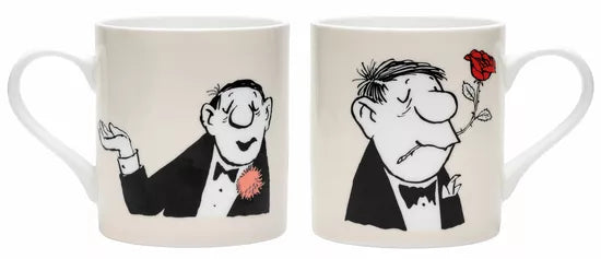 Set aus zwei weißen Porzellantassen „Rosenkavalier“ und „Conférencier“ von Loriot mit Comic-Männchen – einer mit einer Rose im Mund, der andere achselzuckend.