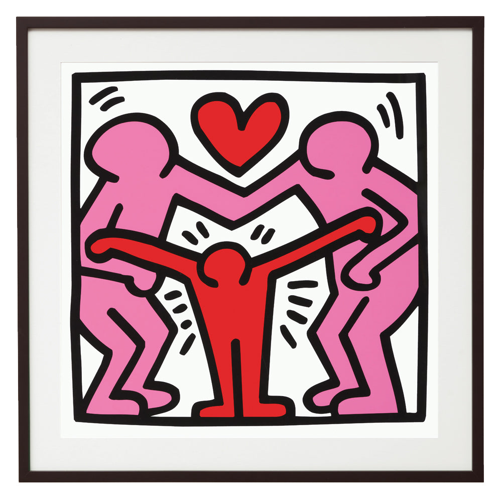 In Keith Harings „Untitled (family)“ halten zwei rosa und eine rote Figur in einem kräftigen Cartoon-Stil unter einem roten Herz Händchen.