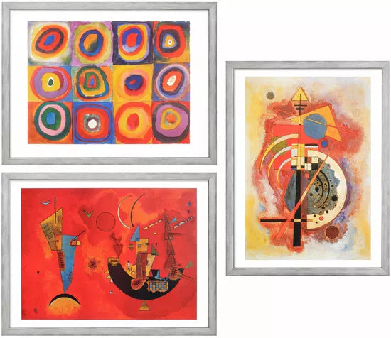 Das Set „Wassily Kandinsky: 3 Bilder im Set, gerahmt“ zeigt drei abstrakte Gemälde mit kräftigen Farben und geometrischen Formen in silbernen Rahmen, die vor einem weißen Hintergrund präsentiert werden.