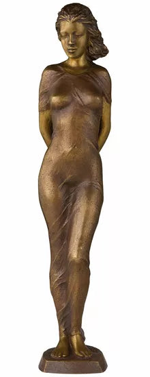Die SIME: Skulptur „Alberta“ ist eine Bronzeskulptur, die eine stehende Frau darstellt, die elegant in ein dünnes, figurbetontes Tuch gehüllt ist und die Arme hinter dem Rücken verschränkt hat.