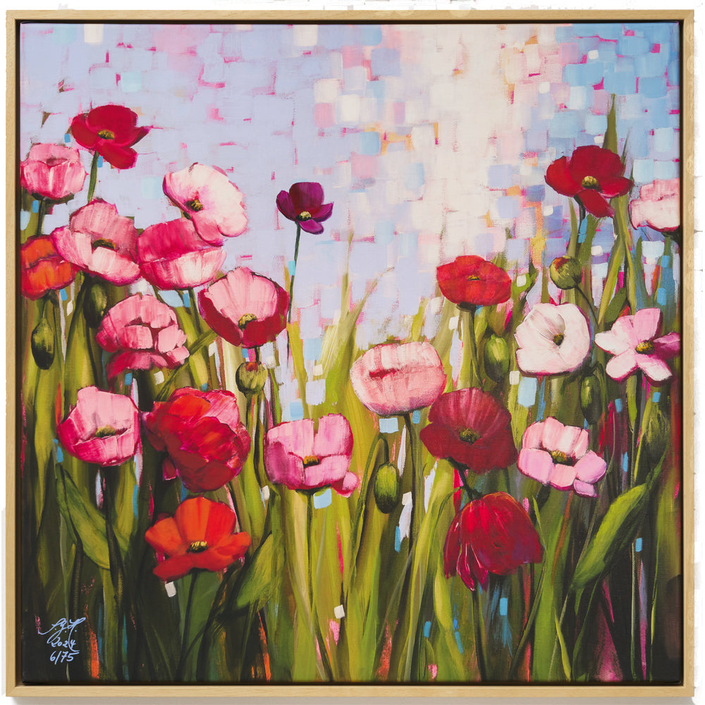 Sandra Gebhardt-Höpfner: Bild „My Poppies 1“ (2024, serielles Unikat), gerahmt – zeigt rote, rosa und weiße Mohnblumen mit grünen Stielen vor blauem und pastellfarbenem Mosaik-Hintergrund.