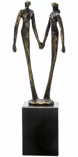 Die Bronzeskulptur „Gerard: Skulptur ‚Freundschaft‘“ zeigt zwei abstrakte menschliche Figuren, die sich an den Händen halten, auf einem schwarzen rechteckigen Sockel.