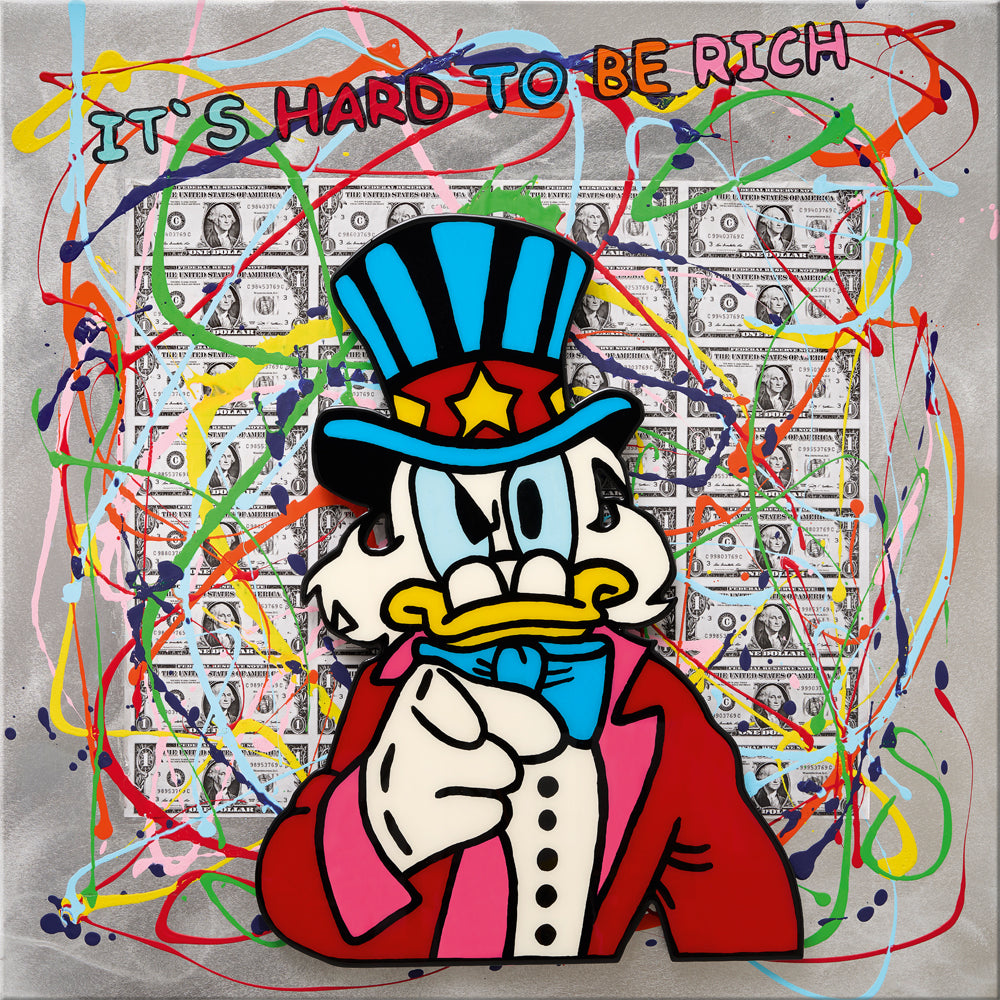 Eine Cartoon-Ente in einem Anzug zeigt nach vorne, im Hintergrund sind Dollarscheine und der Text "IT'S HARD TO BE RICH" zu sehen.