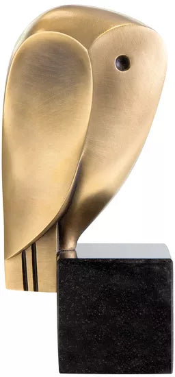 Cordula Dobes‘ Bronzeskulptur „Vogel der Nacht“ zeigt eine glatte, goldfarbene abstrakte Eule auf einem schwarzen rechteckigen Sockel.