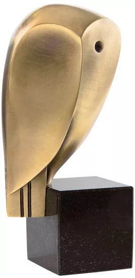 Bronzene abstrakte Vogelskulptur „Vogel der Nacht“ von Cordula Dobes auf einem schwarzen rechteckigen Sockel.