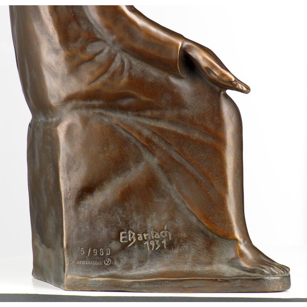 Detail von „Lehrender Christus“ von Ernst Barlach – Bronzereduktionsskulptur, die die Hand und den Fuß einer sitzenden Figur zeigt, auf der Basis mit E. Barlach 1921 signiert.