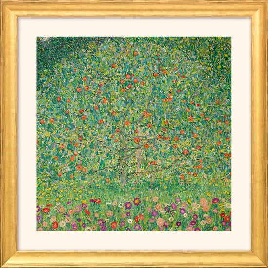 Gerahmter Druck von Gustav Klimts „Apfelbaum“ I (1912), der einen üppigen Apfelbaum mit roten Früchten auf einer grünen Wiese mit bunten Blumen zeigt.