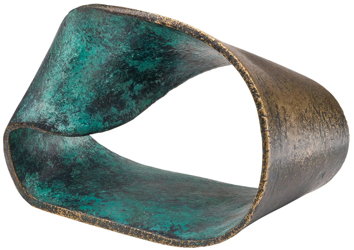 Pierre-Paul Maillé: Bronzeskulptur „Möbiusband“ (2024) – eine bronze- und tealfarbene abstrakte Skulptur mit verdrehtem, offenem Loop und glatt abgenutzten Oberflächen.