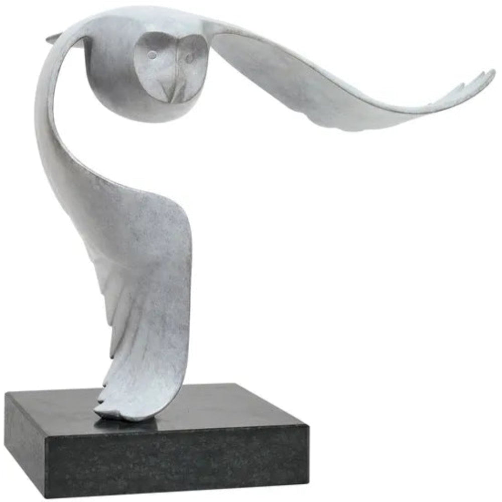 Schlanke Eulenskulptur aus Metall mit ausgebreiteten Flügeln, montiert auf einem schwarzen rechteckigen Sockel.