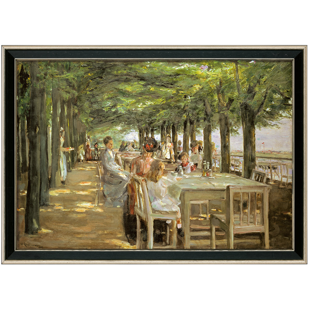 Impressionistische Szene aus Max Liebermanns „Terrasse im Restaurant Jacob“ (1902–03): Menschen sitzen an Tischen unter belaubten Bäumen entlang einer sonnenbeschienenen Promenade, erhältlich in den Rahmenfarben Schwarz und Silber.