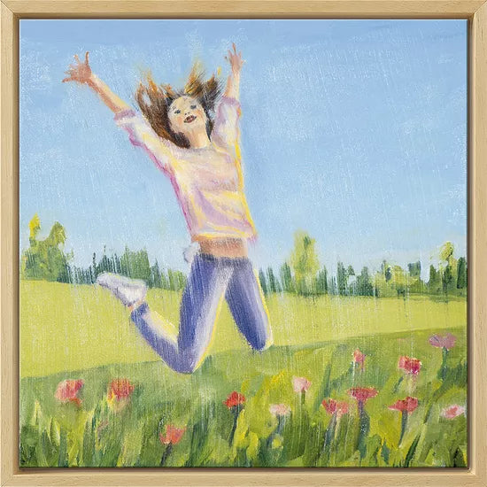 Anja Struck: Bild „Glücksmoment 3“ (2024), gerahmt – zeigt eine fröhlich springende Person in einem sonnigen Feld mit Blumen und grünem Gras unter blauem Himmel.